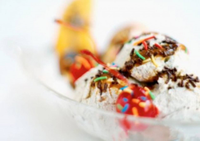 Πολύχρωμο banana split για τα παιδικά πάρτι