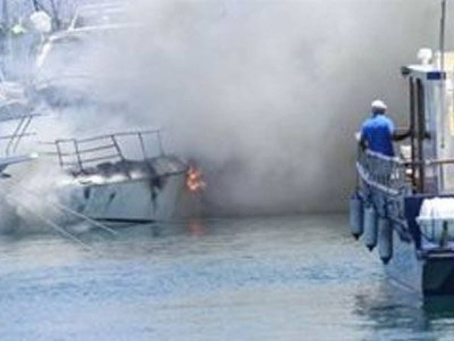 Φωτιά σε σκάφος στο λιμάνι της Κέρκυρας