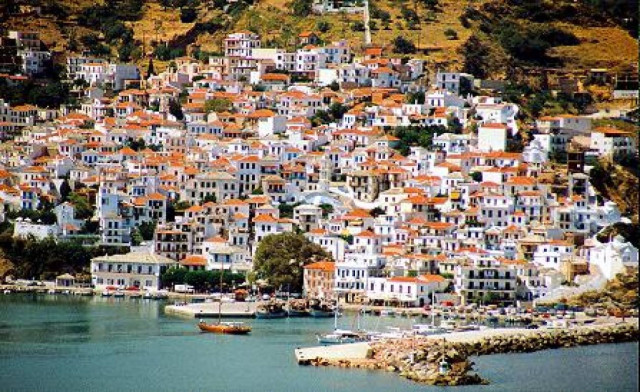 Παραλίγο ναυτικό ατύχημα στο λιμάνι της Σκοπέλου