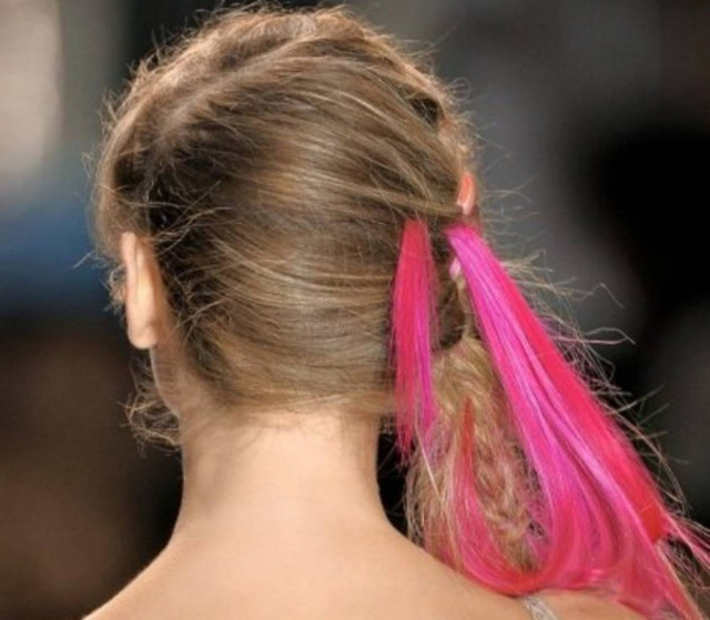 Τολμηρό φούξια στα μαλλιά