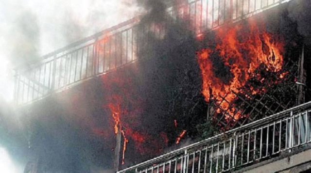 Video: Συγκλονιστικές εικόνες από κατάσβεση πυρκαγιάς στην Πάτρα