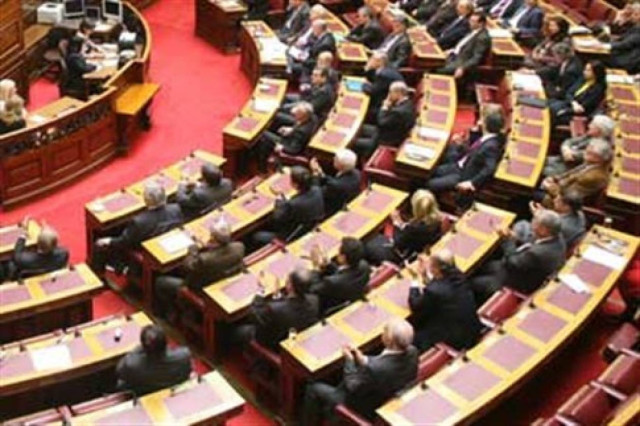 «Κούρεμα» στα προνόμια των βουλευτών