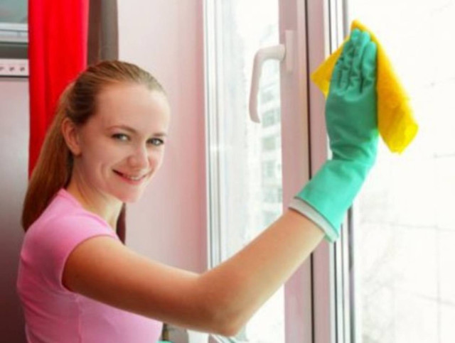 Καθαρίστε με οικονομικό τρόπο τα τζάμια του σπιτιού σας