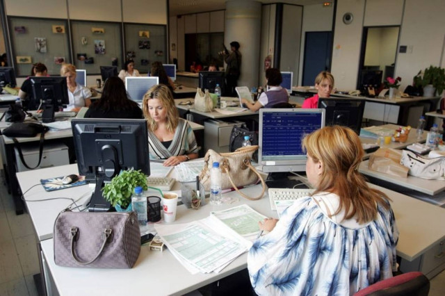 Μειώσεις μισθών και αύξηση ορίων ηλικίας στο Δημόσιο