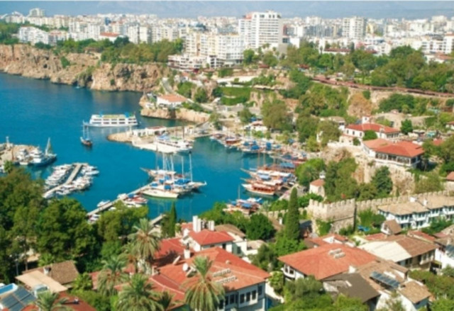 Bloomberg: 10.000 Έλληνες αγόρασαν εξοχικό στην Τουρκία