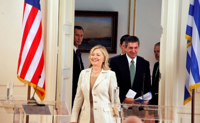 «Επίθεση φιλίας» από Χίλαρι προς Ελλάδα