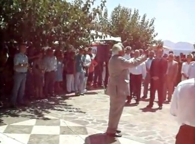 VIDEO: Αποδοκίμασαν βουλευτή του ΠΑΣΟΚ στην Ικαρία