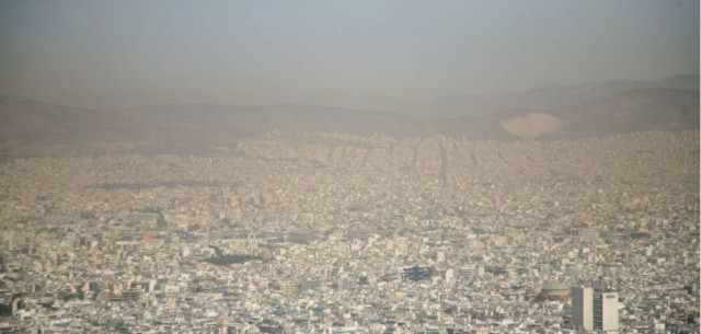 Η Αθήνα «αναπνέει» μέσα σε θάλαμο αερίων!