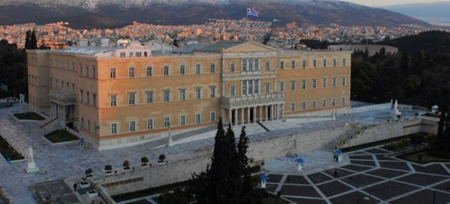 Επιμένει ο Νικολόπουλος για αυθαίρετο στην ταράτσα της Βουλής