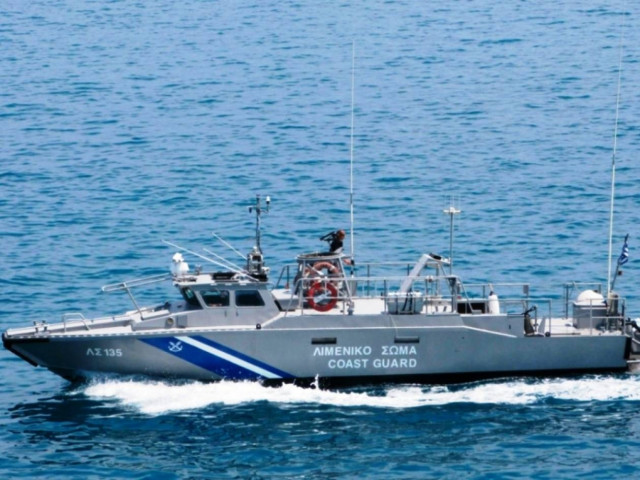 Πέταξαν σκύλο από σκάφος στη θάλασσα!