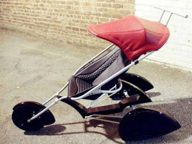 Video-σοκ: Τουρίστας πέφτει με "γουρούνα" πάνω σε καροτσάκι με μωρό!