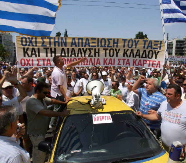 Έκοψαν πάλι την Ελλάδα στη μέση οι οδηγοί ταξί