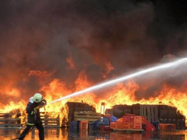 Έκτακτο: Τραυματίας σε φλεγομενο εργοστάσιο στην Κομοτηνή