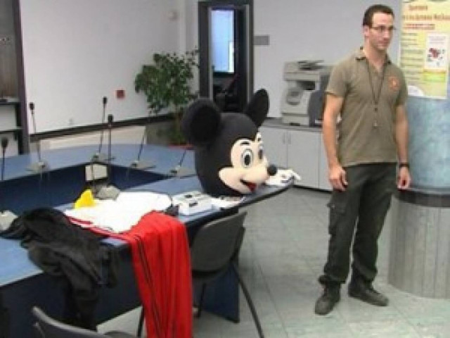 Η Δημοτική Αστυνομία συνέλαβε τον... Μίκυ Μάους!