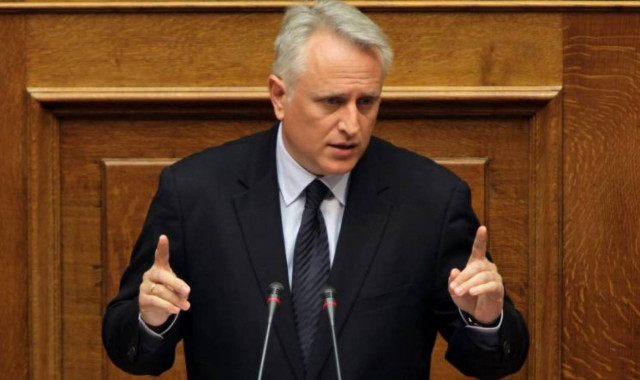 Άτακτη υποχώρηση Ραγκούση για τα ταξί