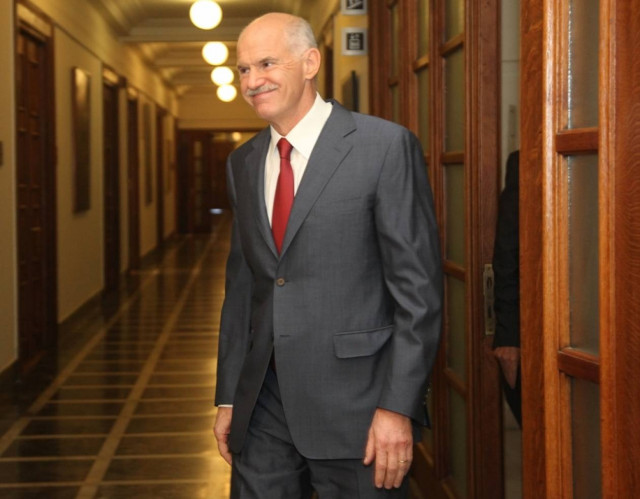 Ο Παπανδρέου ενημερώνει τους πολιτικούς αρχηγούς