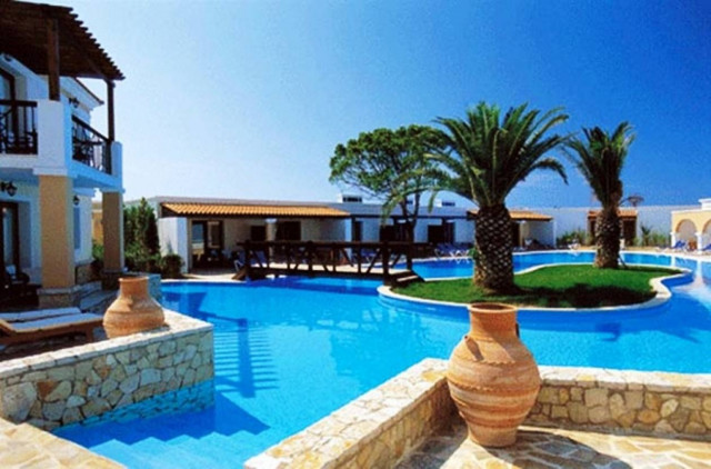 Διακοπές πέντε αστέρων με κρατικό χρήμα