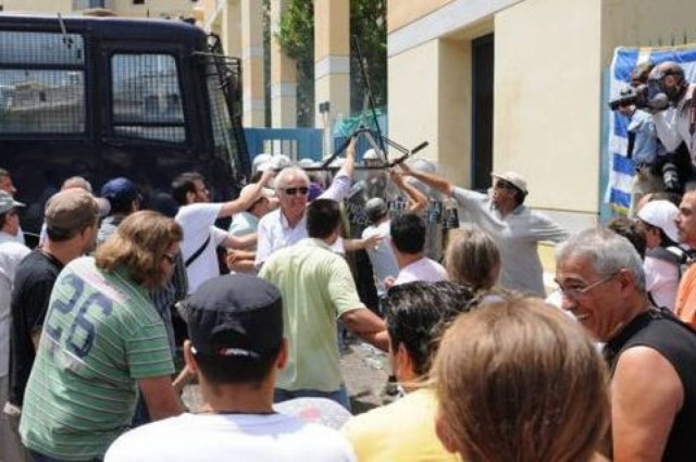 Επεισόδια έξω από το ΣΚΑΙ με τους ταξιτζήδες