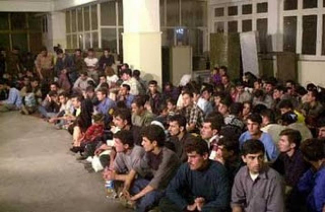 52 μετανάστες εντοπίστηκαν σε ερημική παραλία στα Χανιά