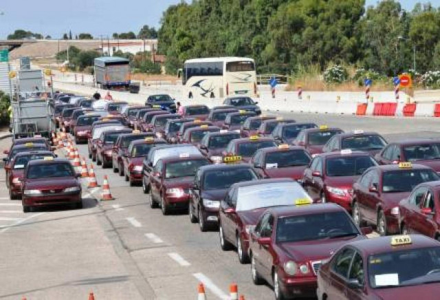 Κλείνουν γέφυρα και διόδια στην Πάτρα oι ταξιτζήδες