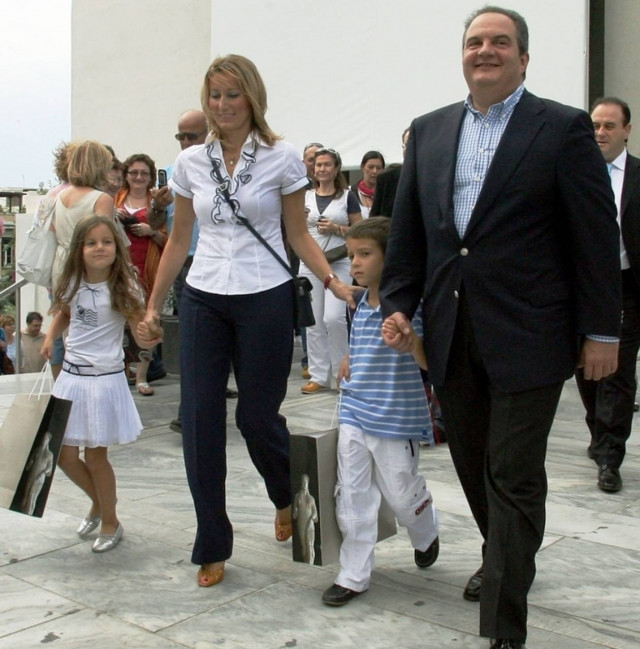 Στην Τήνο η οικογένεια Καραμανλή