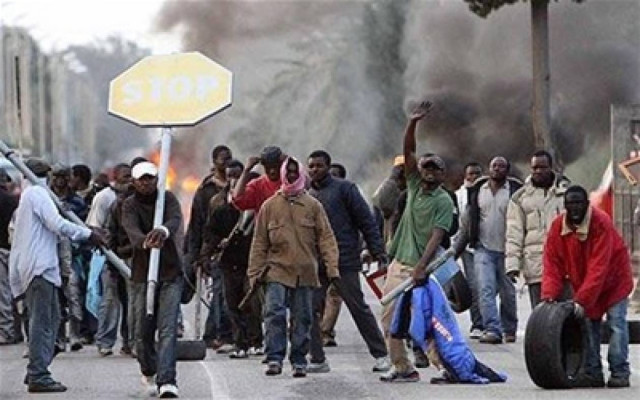 Συγκρούσεις αστυνομικών και προσφύγων στην Ιταλία