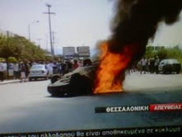 Έβαλαν φωτιά στε ταξί στην Θεσσαλονίκη