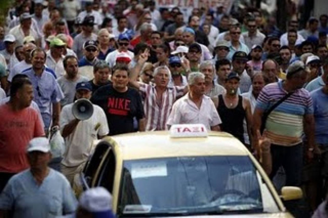 7.568 οι κατηγορούμενοι οδηγοί ταξί για παρακώλυση συγκοινωνιών