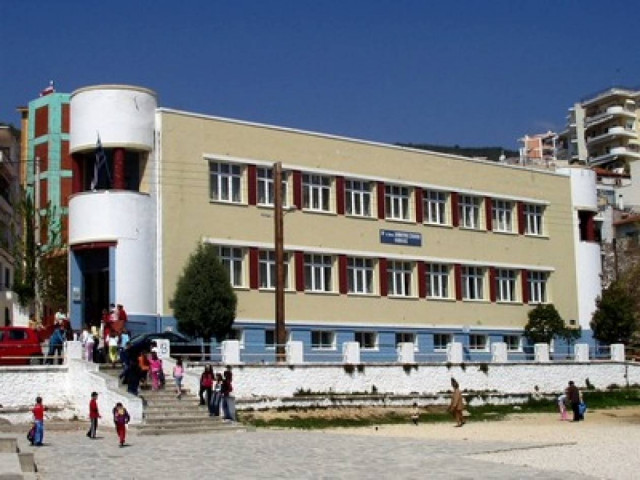 Η κυβέρνηση βάζει λουκέτο στα σχολεία