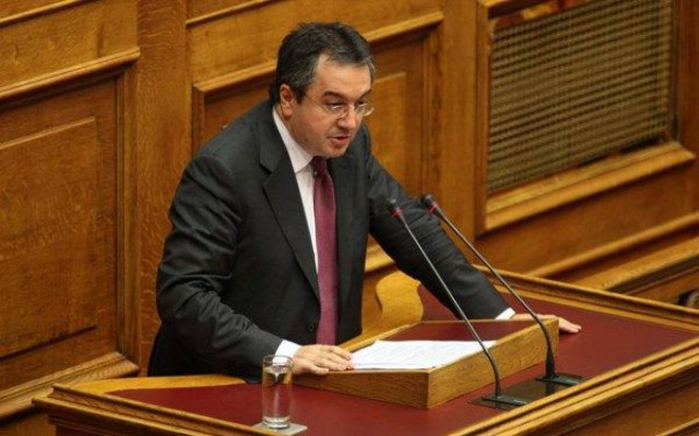 Ο Μόσιαλος λύνει τα προβλήματα, πίνοντας καφέ στην πισίνα του Χίλτον