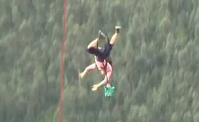 Γλίτωσε από θαύμα με κλειστό αλεξίπτωτο!