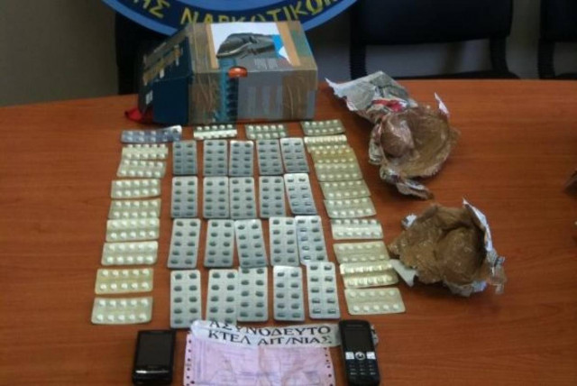 Με το ΚΤΕΛ μετέφεραν 406 ναρκωτικά χάπια