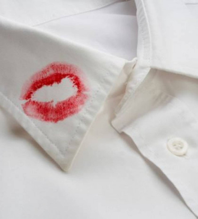 Καυτά φιλιά ναι, πάνω στα ρούχα όχι