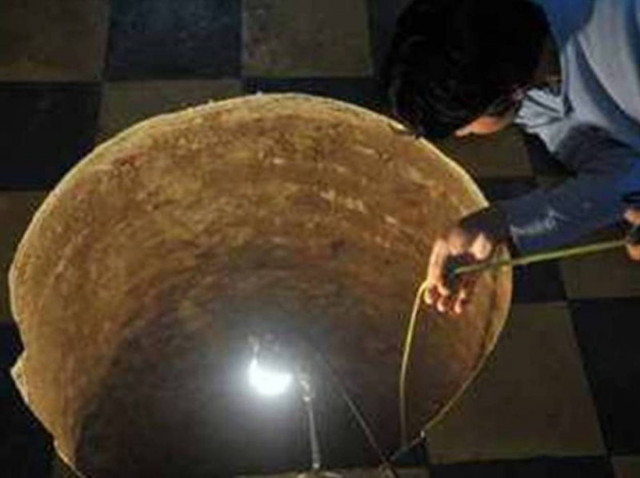 Μια πελώρια τρύπα άνοιξε κάτω από το... κρεβάτι της!