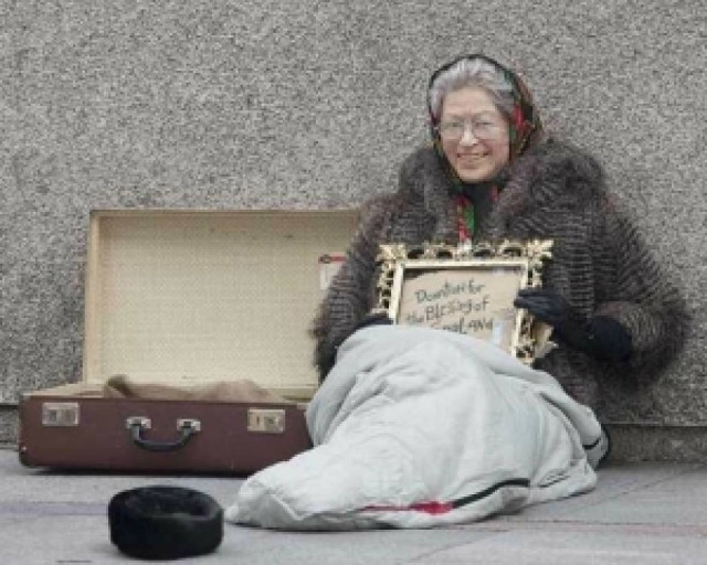 Η Βασίλισσα Ελισάβετ… ζητιανεύει!