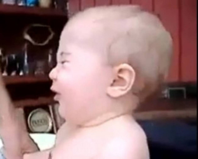 Τι γίνεται όταν τα μωρά δοκιμάζουν για πρώτη φορά λεμόνι