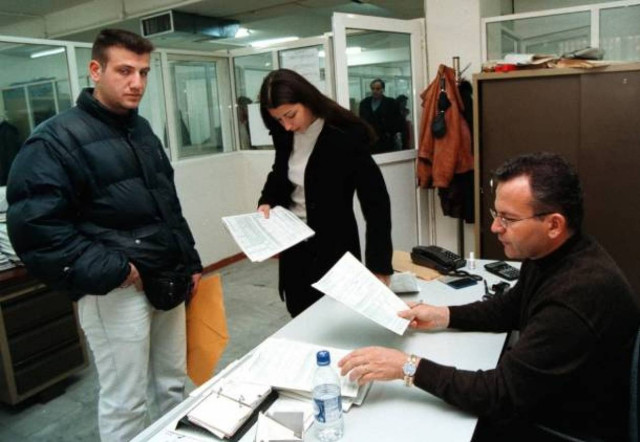 Νέο ωράριο στο Δημόσιο από σήμερα