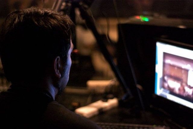 Μήνυση σε τυφλό για παράνομο κατέβασμα πορνό!