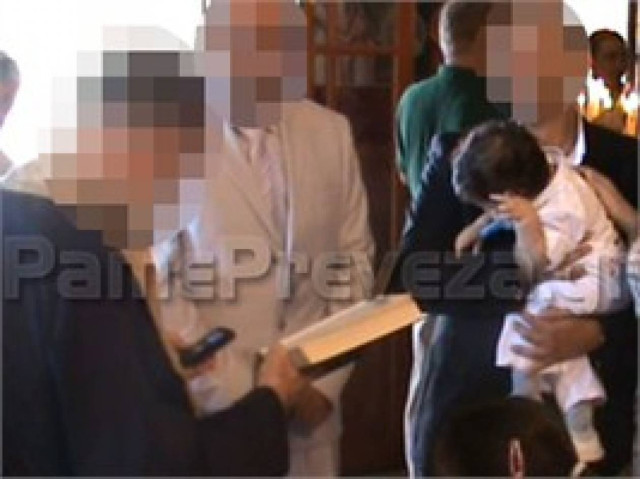 VIDEO: Παπάς μιλούσε στο κινητό την ώρα του μυστηρίου