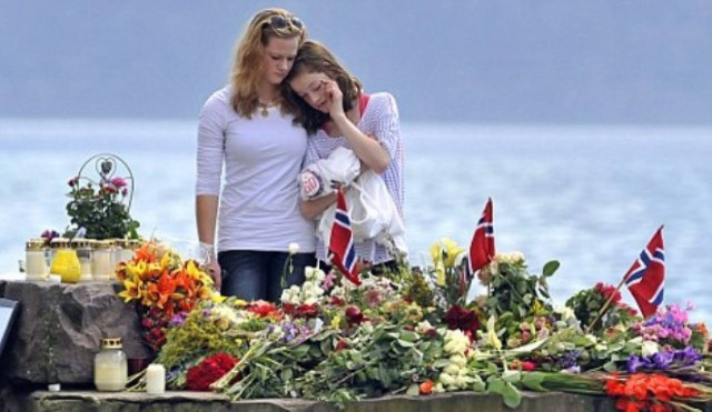 Επιζώντες επιστρέφουν στον τόπο της τραγωδίας