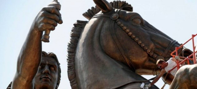 Άγαλμα του Μ. Αλεξάνδρου στο αεροδρόμιο των Σκοπίων