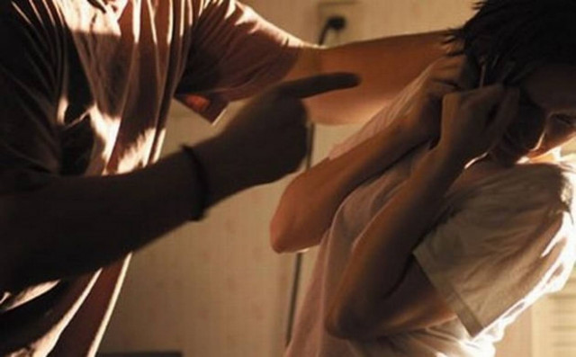 Κακοποιούσε τη γυναίκα του μπροστά στα παιδιά τους