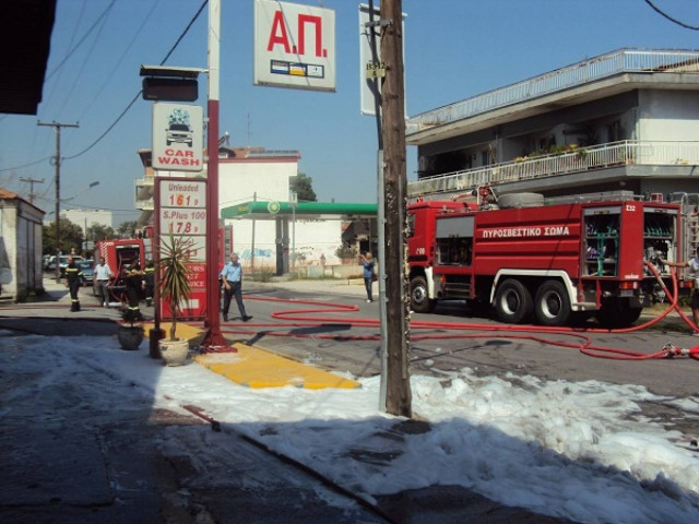 VIDEO: Πυρκαγιά σε βυτιοφόρο που ανεφοδίαζε βενζινάδικο, στην Κατερίνη