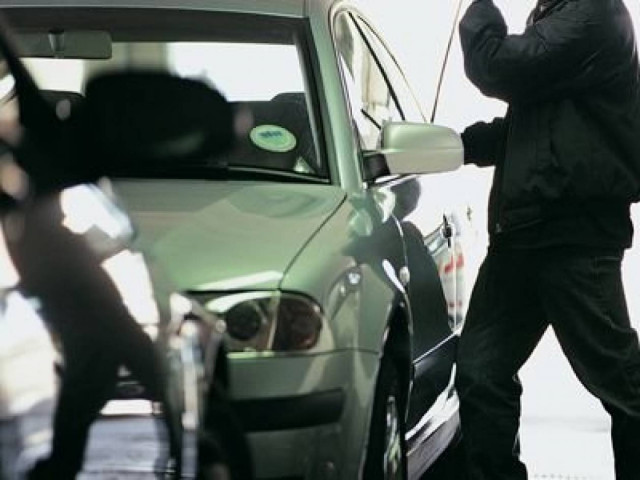 Είχε ρημάξει τα σταθμευμένα αυτοκίνητα στην Βούλα