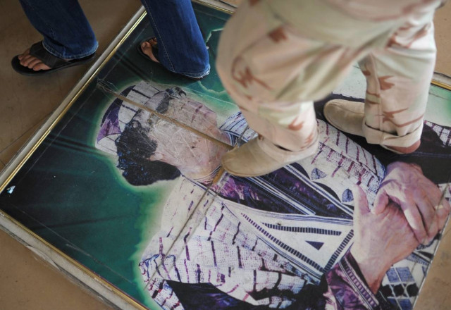 Βομβαρδίζουν την γενέτειρα του συνταγματάρχη