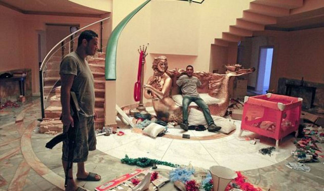 Το παλάτι του Καντάφι «καλωσόρισε» τους εξεγερμένους