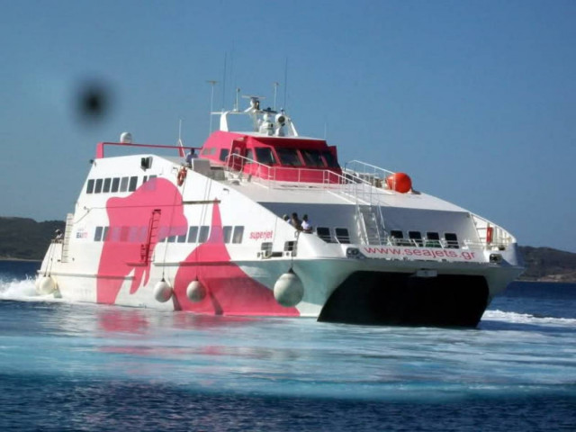 «Δεμένο» στον Πειραιά το «Σούπερ Τζετ»