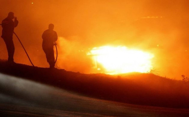 Σε εξέλιξη πυρκαγιά στην Πλάκα Κερατέας