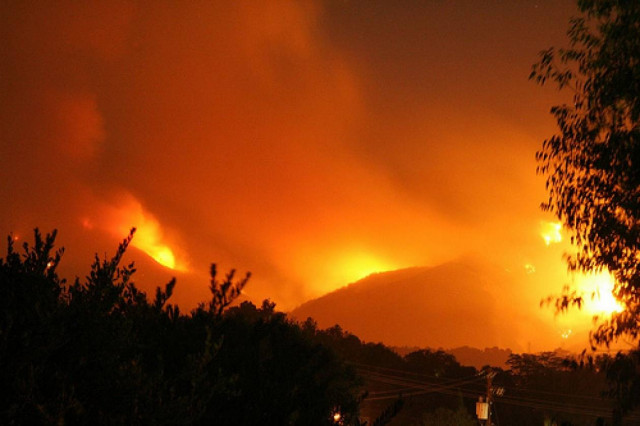 Υπό έλεγχο η φωτιά στην Πάρνηθα