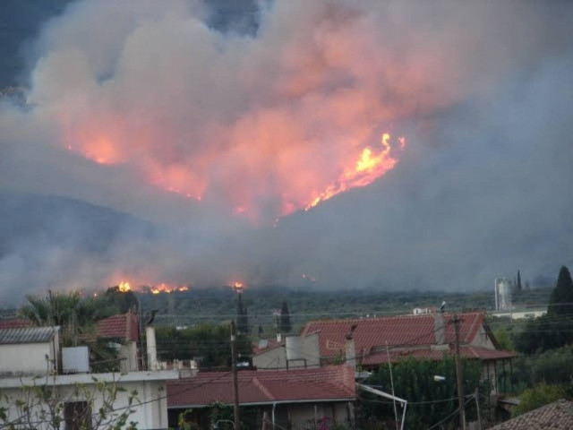 VIDEO: Εκκενώνονται τρεις οικισμοί στο Μεσολόγγι